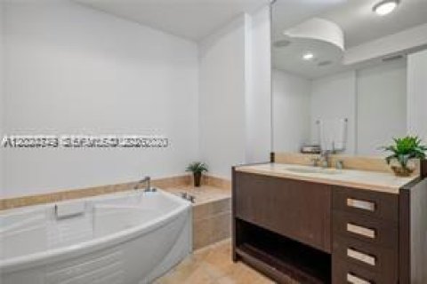 Condo in Sunny Isles Beach, Florida, 2 bedrooms № 2186286 - photo 11