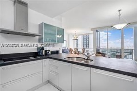 Condo in Sunny Isles Beach, Florida, 2 bedrooms № 2186286 - photo 8
