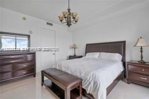 Condo in Sunny Isles Beach, Florida, 2 bedrooms № 2186286 - photo 15