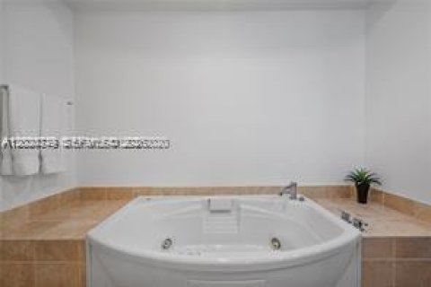 Condo in Sunny Isles Beach, Florida, 2 bedrooms № 2186286 - photo 12