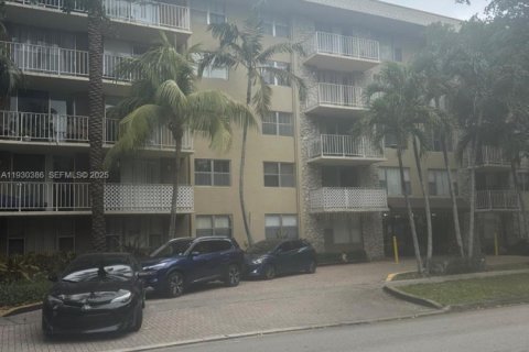 Condo in North Miami, Florida, 2 bedrooms № 1989164 - photo 2