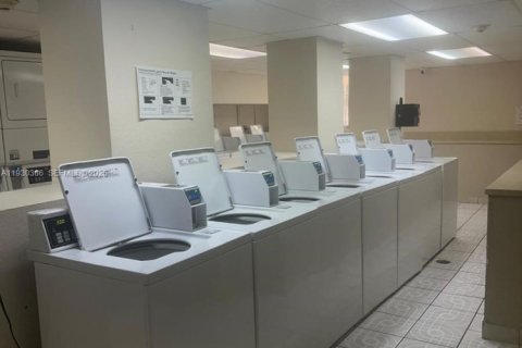 Condo in North Miami, Florida, 2 bedrooms № 1989164 - photo 8