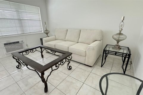 Condo in West Palm Beach, Florida, 1 bedroom  № 1269498 - photo 14