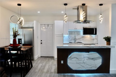 House in Miami Gardens, Florida 4 bedrooms, 95.88 sq.m. № 2173715 - photo 9