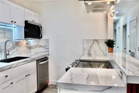 House in Miami Gardens, Florida 4 bedrooms, 95.88 sq.m. № 2173715 - photo 13