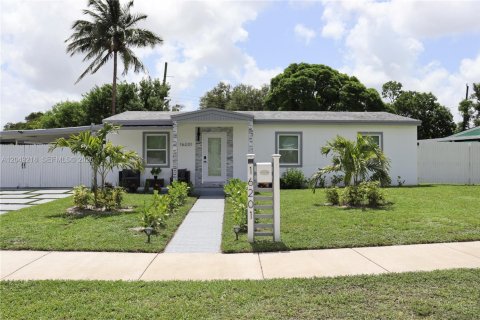 House in Miami Gardens, Florida 4 bedrooms, 95.88 sq.m. № 2173715