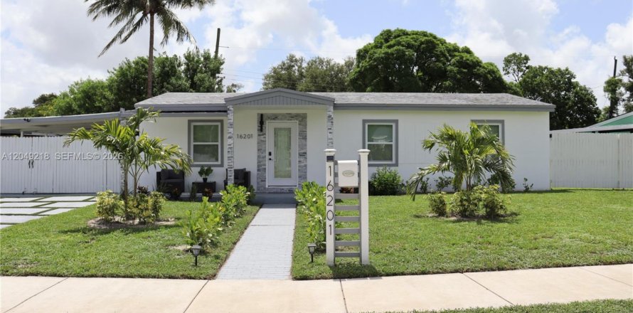 House in Miami Gardens, Florida 4 bedrooms, 95.88 sq.m. № 2173715