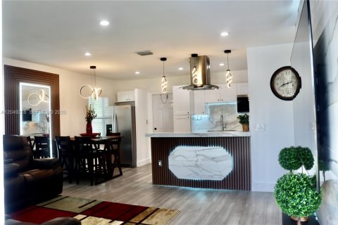 House in Miami Gardens, Florida 4 bedrooms, 95.88 sq.m. № 2173715 - photo 7