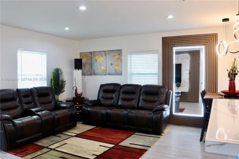 House in Miami Gardens, Florida 4 bedrooms, 95.88 sq.m. № 2173715 - photo 30