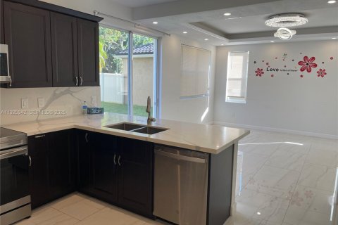 Villa ou maison à louer à Wellington, Floride: 4 chambres, 172.05 m2 № 1991949 - photo 5