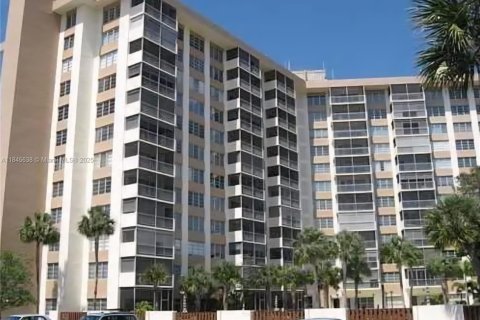 Condo in Coral Springs, Florida, 1 bedroom  № 1842551 - photo 1