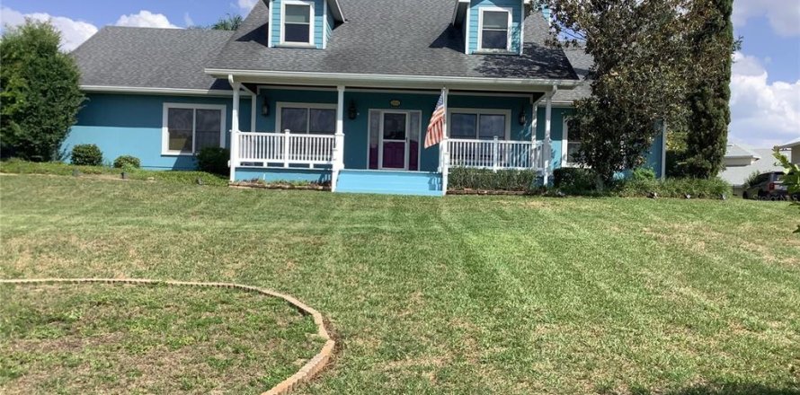 House in Clermont, Florida 4 bedrooms, 242.1 sq.m. № 1744575