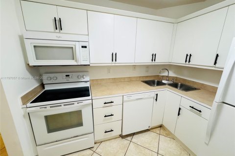 Condo in Oakland Park, Florida, 2 bedrooms  № 1861790 - photo 19