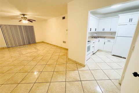 Condo in Oakland Park, Florida, 2 bedrooms  № 1861790 - photo 1