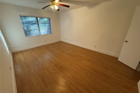 Condo in Oakland Park, Florida, 2 bedrooms  № 1861790 - photo 12