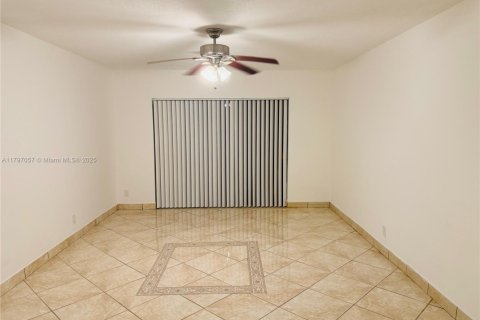 Condo in Oakland Park, Florida, 2 bedrooms  № 1861790 - photo 20