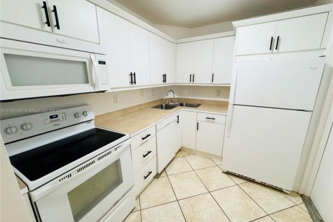Condo in Oakland Park, Florida, 2 bedrooms  № 1861790 - photo 18