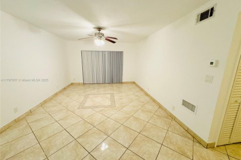 Condo in Oakland Park, Florida, 2 bedrooms  № 1861790 - photo 16