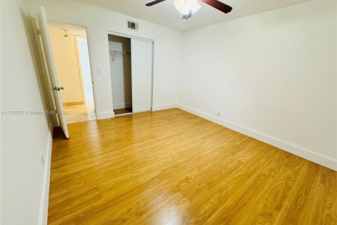 Condo in Oakland Park, Florida, 2 bedrooms  № 1861790 - photo 10