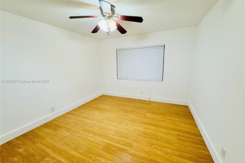Condo in Oakland Park, Florida, 2 bedrooms  № 1861790 - photo 9