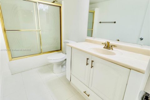 Condo in Oakland Park, Florida, 2 bedrooms  № 1861790 - photo 8