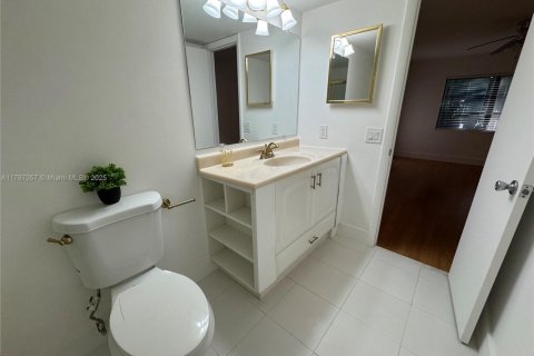 Condo in Oakland Park, Florida, 2 bedrooms  № 1861790 - photo 13