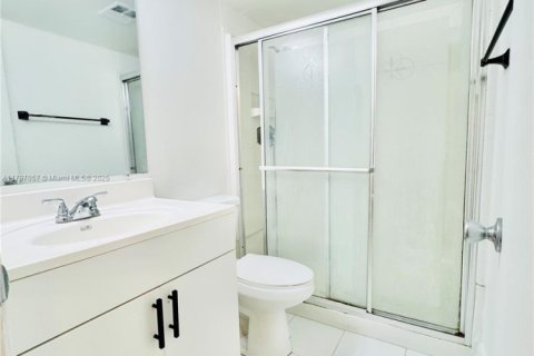 Condo in Oakland Park, Florida, 2 bedrooms  № 1861790 - photo 11