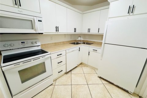 Condo in Oakland Park, Florida, 2 bedrooms  № 1861790 - photo 2