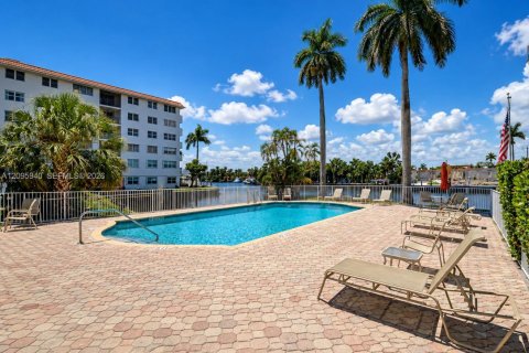 Copropriété à louer à Fort Lauderdale, Floride: 1 chambre, 74.32 m2 № 2385106 - photo 12