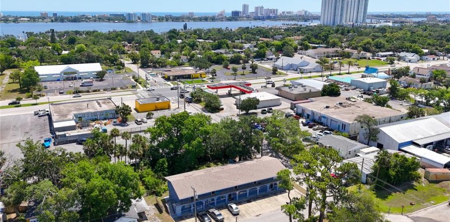 Immobilier commercial à Daytona Beach, Floride 11 chambres, 482.53 m2 № 1782982