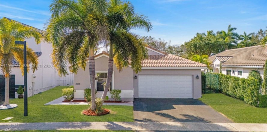 House in Pembroke Pines, Florida 3 bedrooms, 163.88 sq.m. № 2033548