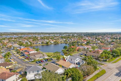 House in Pembroke Pines, Florida 3 bedrooms, 163.88 sq.m. № 2033548 - photo 30