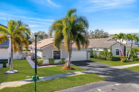 House in Pembroke Pines, Florida 3 bedrooms, 163.88 sq.m. № 2033548 - photo 2