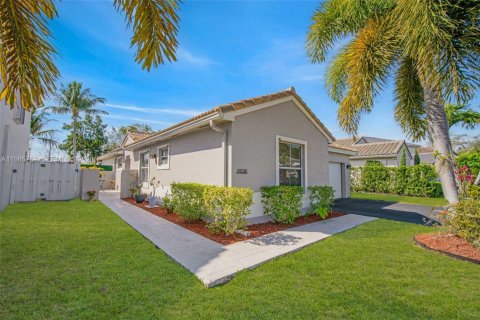 House in Pembroke Pines, Florida 3 bedrooms, 163.88 sq.m. № 2033548 - photo 3