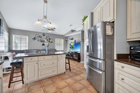 House in Pembroke Pines, Florida 3 bedrooms, 163.88 sq.m. № 2033548 - photo 8