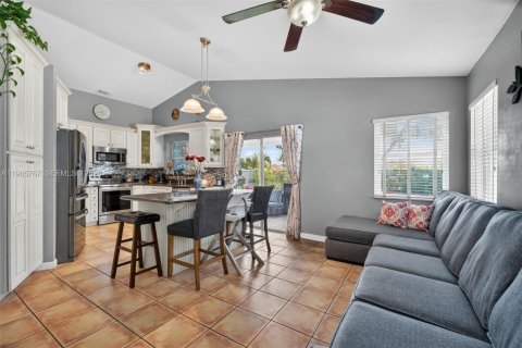 House in Pembroke Pines, Florida 3 bedrooms, 163.88 sq.m. № 2033548 - photo 10