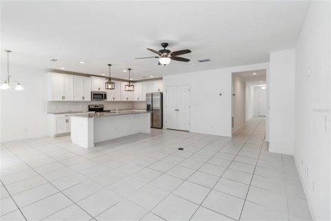 House in Davenport, Florida 4 bedrooms, 196.21 sq.m. № 1654276 - photo 6
