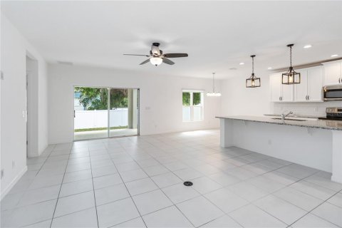 House in Davenport, Florida 4 bedrooms, 196.21 sq.m. № 1654276 - photo 7