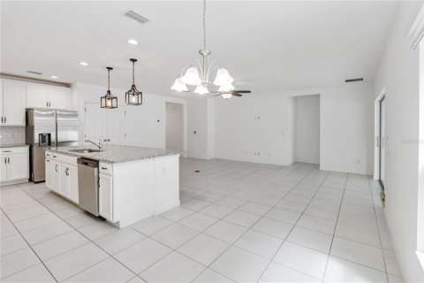 House in Davenport, Florida 4 bedrooms, 196.21 sq.m. № 1654276 - photo 14