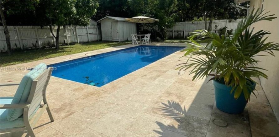 House in Deerfield Beach, Florida 3 bedrooms, 115.48 sq.m. № 1933496