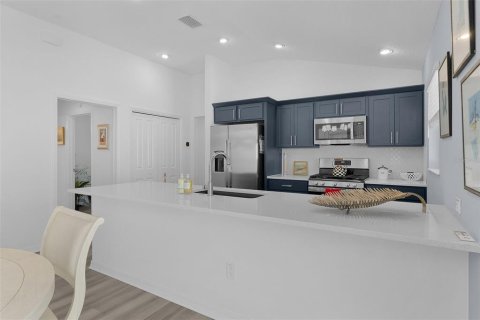 House in The Villages, Florida 3 bedrooms, 138.61 sq.m. № 2421651 - photo 15