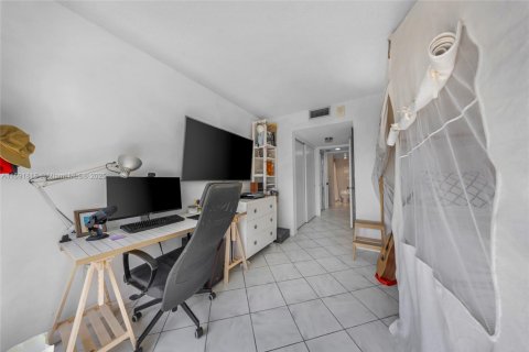 Condo in Sunny Isles Beach, Florida, 2 bedrooms  № 1812359 - photo 30