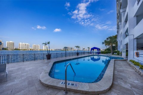Condo in Sunny Isles Beach, Florida, 2 bedrooms  № 1812359 - photo 5