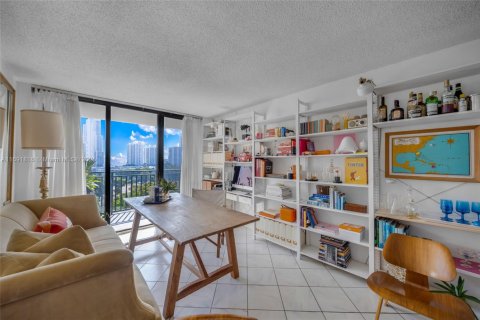Condo in Sunny Isles Beach, Florida, 2 bedrooms  № 1812359 - photo 11