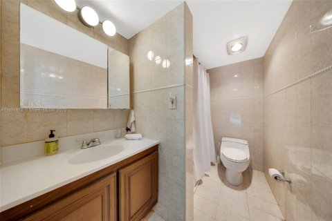 Condo in Sunny Isles Beach, Florida, 2 bedrooms  № 1812359 - photo 24