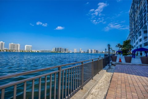 Condo in Sunny Isles Beach, Florida, 2 bedrooms  № 1812359 - photo 8