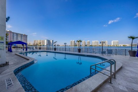 Condo in Sunny Isles Beach, Florida, 2 bedrooms  № 1812359 - photo 6