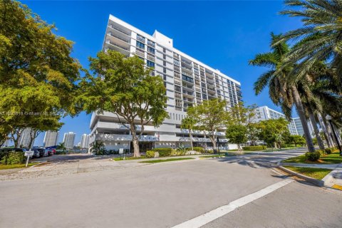 Condo in Sunny Isles Beach, Florida, 2 bedrooms  № 1812359 - photo 1