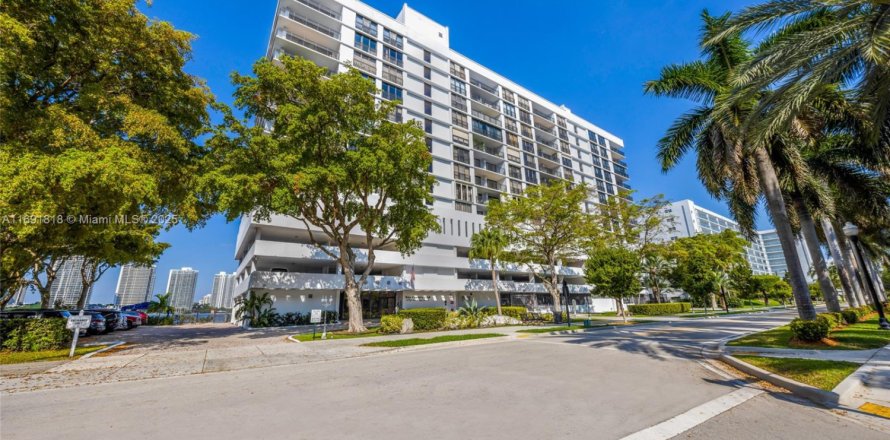 Condo in Sunny Isles Beach, Florida, 2 bedrooms  № 1812359