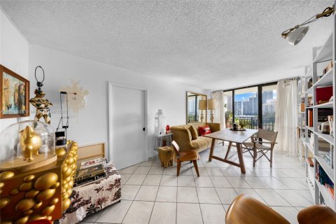 Condo in Sunny Isles Beach, Florida, 2 bedrooms  № 1812359 - photo 9